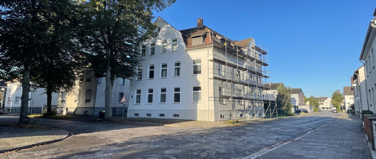 Mehrfamilienhaus des Familienbestands in Recklinghausen mit Gerüst während der Sanierung